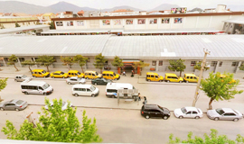 Koç Erkek Ögrenci Yurdu Otogarın ve otobüs duraklarının tam karşısımdadır.